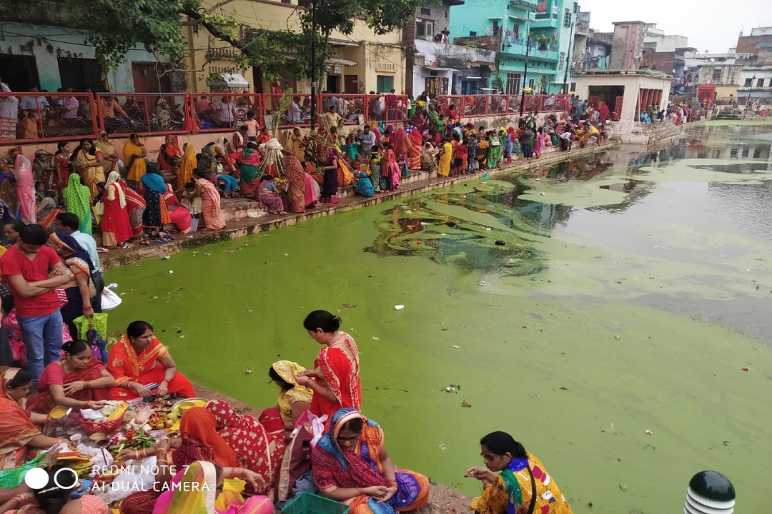 Jiutia vrat-2019 पर काशी के गंदे सरोवरों में पूजन को बाध्य श्रद्धालु महिलाएं