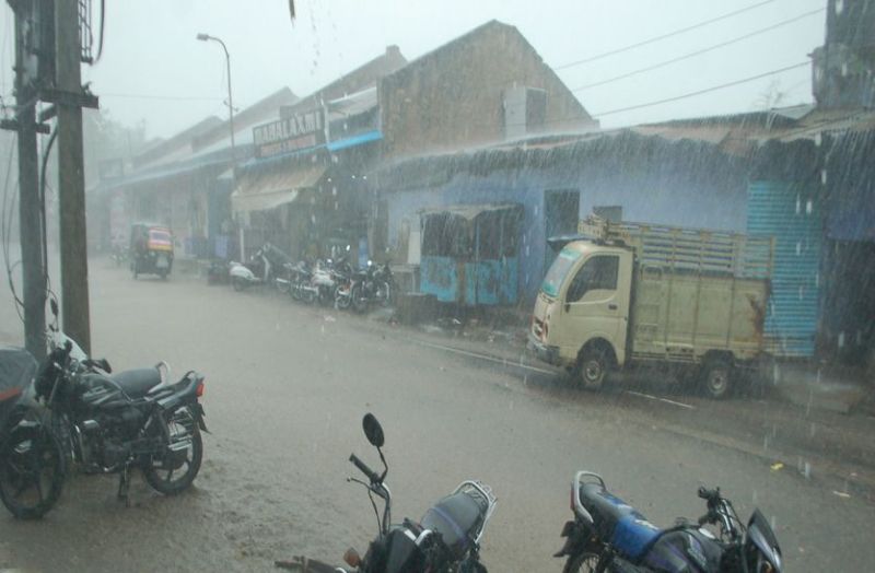 Heavy rain fills many placesसून जाते-जाते रहा मेहरबान