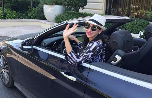 karisma_kapoor_in_car.jpg