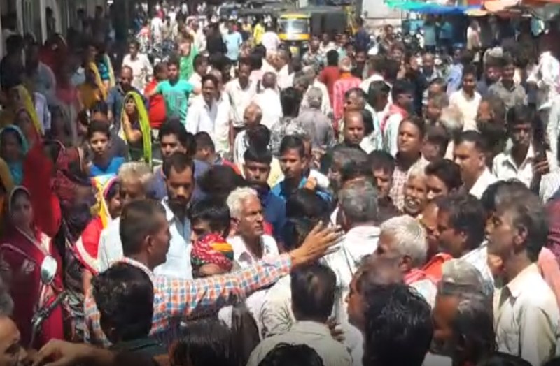 एक ही समाज के दो गुटों में चले लात-घूसे, रोड जाम