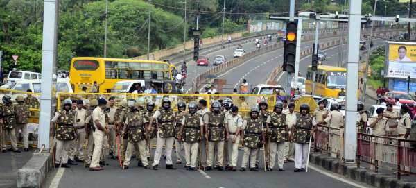 बीजेपी कार्यकताओं ने किया मुख्यमंत्री निवास का घेराव ।