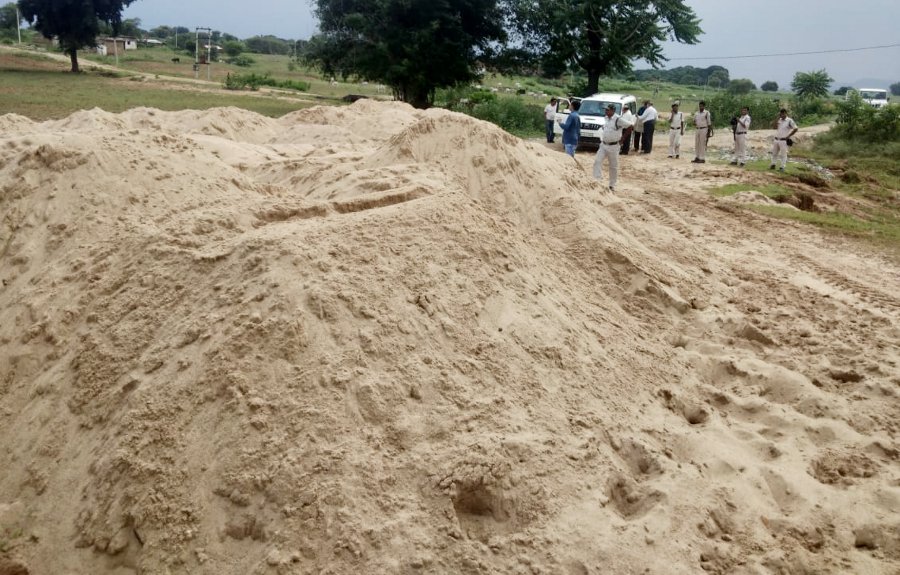 Mineral officer are not ready to stop illegal sand mining in Singrauli