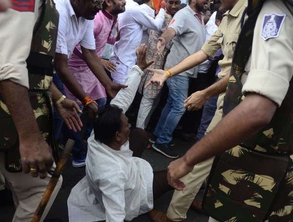 बीजेपी कार्यकताओं ने किया मुख्यमंत्री निवास का घेराव ।