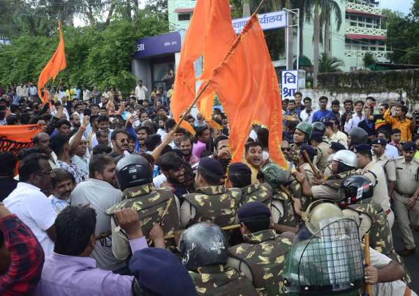 बीजेपी कार्यकताओं ने किया मुख्यमंत्री निवास का घेराव ।