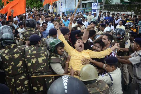 बीजेपी कार्यकताओं ने किया मुख्यमंत्री निवास का घेराव ।
