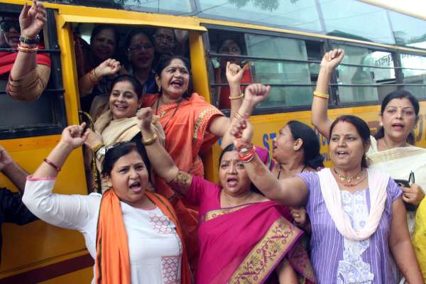 बीजेपी कार्यकताओं ने किया मुख्यमंत्री निवास का घेराव ।