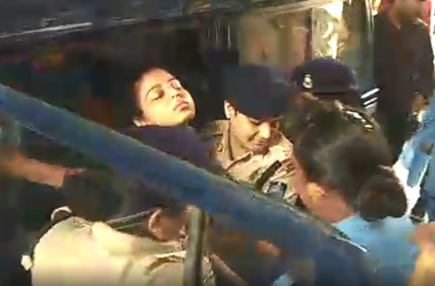 Breaking VIdeo : थाने में आरती फिर हुई बेहोश, अस्पताल लेकर भागी पुलिस