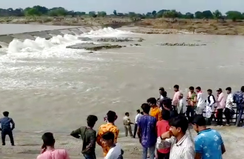 दोस्तों के साथ नहाने गया युवक आहू नदी के उफान में बहा, 3 घंटे बाद भी नहीं लगा सुराग, SDRF की तलाश जारी