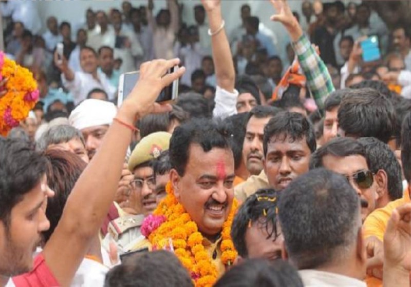 डिप्टी सीएम पहुंचे मुंबई, लिया नया घर, यूपी के घर में खोला हेल्पलाइन सेंटर