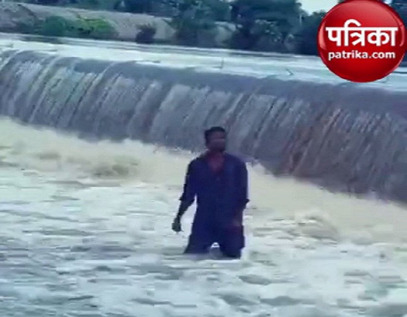 बना रहे थे टिक टॉक वीडियो... बहा ले गया बहाव और फिर...