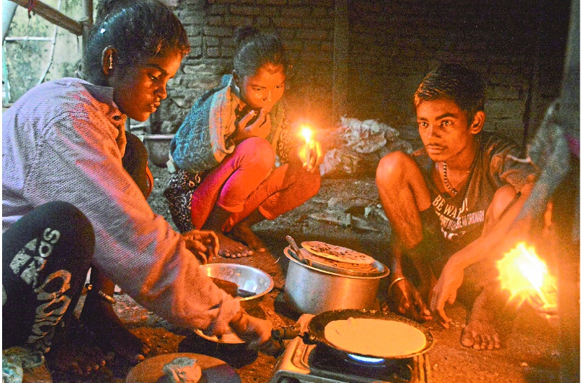 बाढ़ से खण्डहर हुए आशियाने में 10 दिन बाद जला उम्मीदों का चूल्हा, हौसले की आंच पर सिकी रोटियां