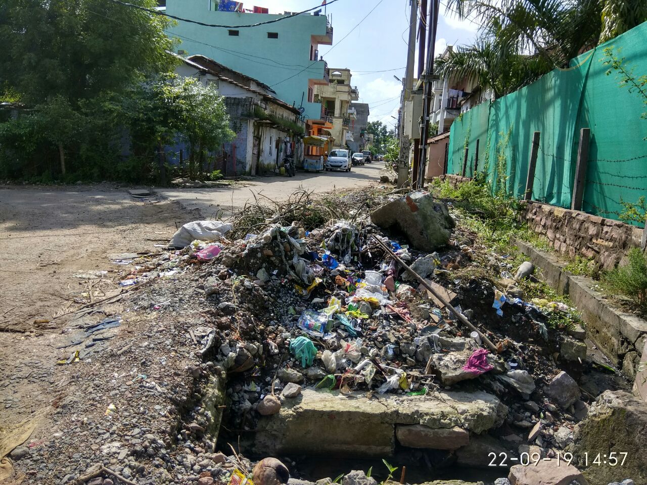 नगरपालिका की सफाई व्यवस्था को मुंह चिढ़ा रहे जगह-जगह लगे कचरे के ढेर