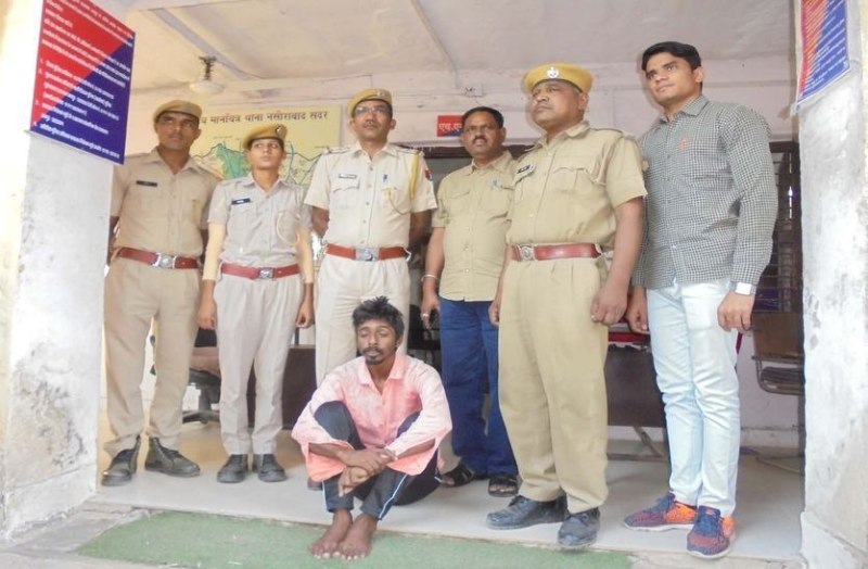 चरित्र पर था संदेह, मोबाइल चार्जर के तार से घोंट दिया गया था पत्नी का गला