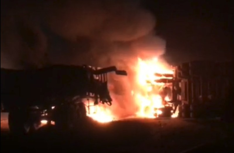 दो ट्रोलों में हुई जोरदार भिड़ंत, दोनों के डीजल टैंक फटे, चालक-खलासी जिंदा जले