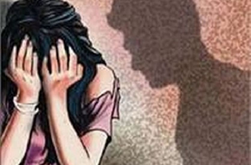 विवाहिता ने एसपी के सामने कांस्टेबल पर लगाया बलात्कार का आरोप, लाइन हाजिर