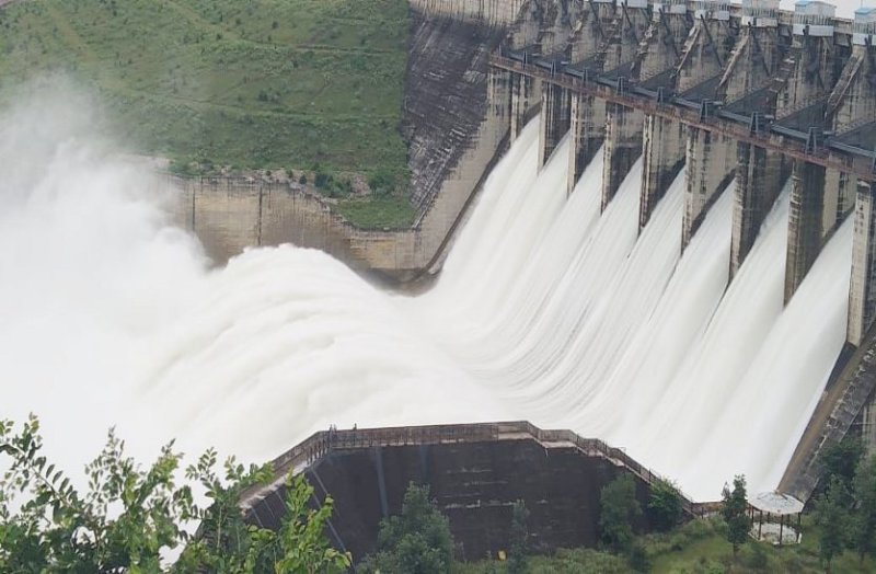 heavy rain flood sindh river : 8 gates of Madikheda Dam opened Shivpur