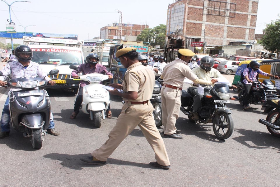 man fights with traffic police constable for making challan
