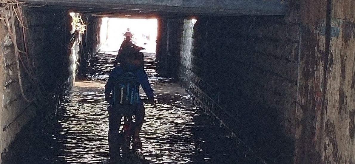 WATER LOGGING; बिन बरसात ही मोगरावाड़ी ब्रिज में भरा पानी