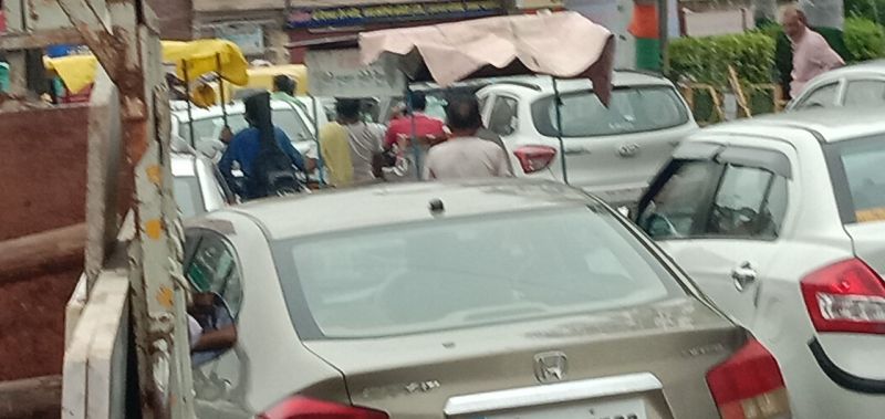 बारिश थमते ही घरों से निकले लोग, फिर सडक़ों पर हुई ये हालत