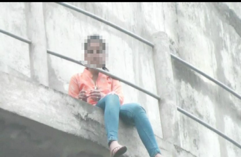 girl jump from water tank in shivpuri