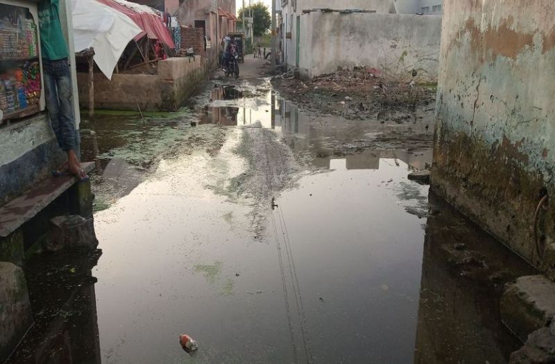 मुसीबत बन रहा है बस्ती में भरा पानी