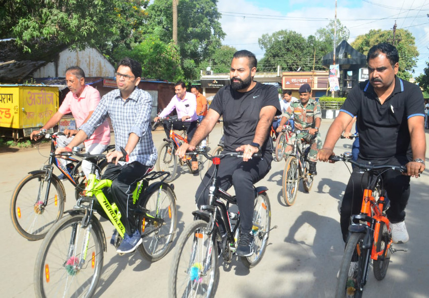 IAS ने साइकिल से किया शहर का भ्रमण, अचानक इस चीज पर पड़ी नजर तो लगाया 20 हजार रुपए का जुर्माना