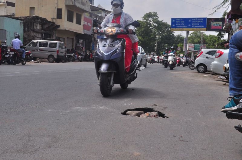 Road : सावधान! चलते वाहन का पहिया न धंस जाए कहीं