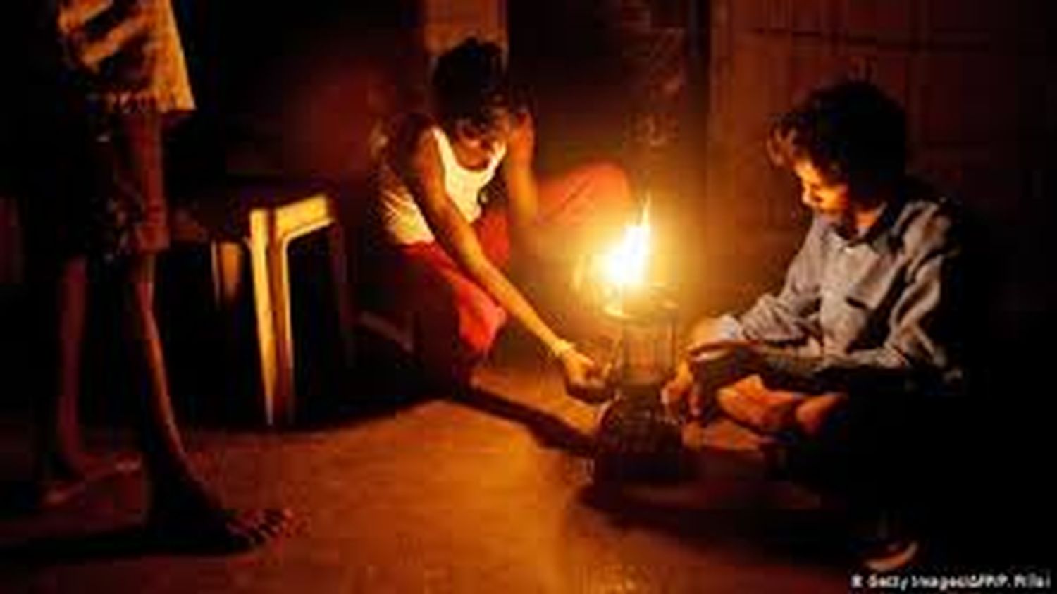 अंधेरे में डूबी इन जिंदगियों को चाहिए 'जादू का चिराग