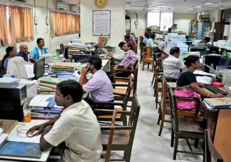 सरकारी कर्मचारियों के लिए बड़ा झटका, 60 साल से पहले ही होना पड़ेगा रिटायर, निकलेंगी बंपर नौकरियां