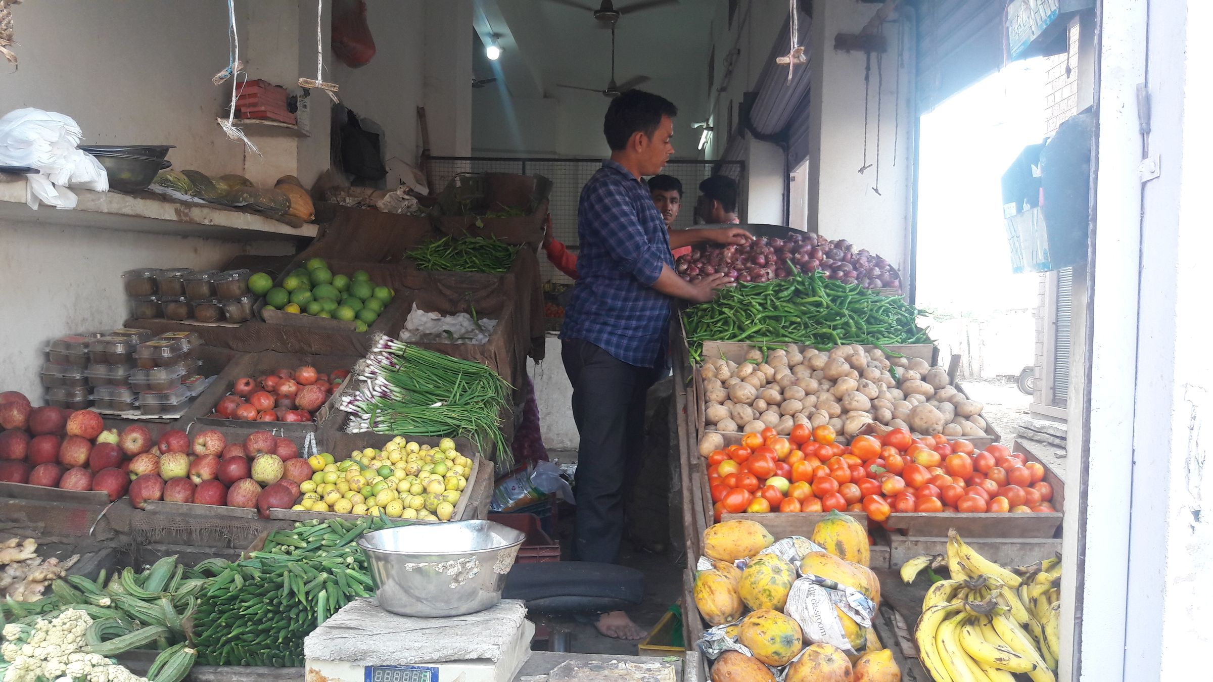 प्याज निकाल रहा आंखों से आंसू, लहसुन ने भी बिगाड़ा खाने का जायका