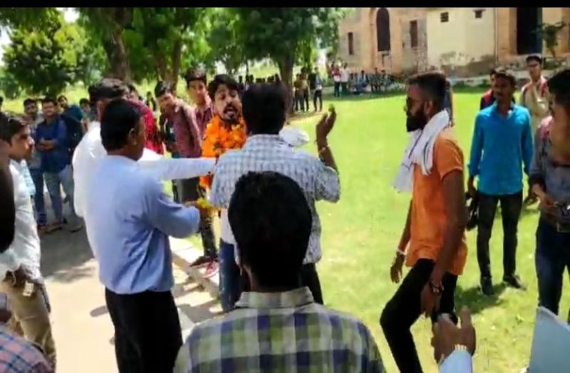 छात्रसंघ अध्यक्ष ने थप्पड़ के जवाब में प्राचार्य पर छोड़ा हाथ