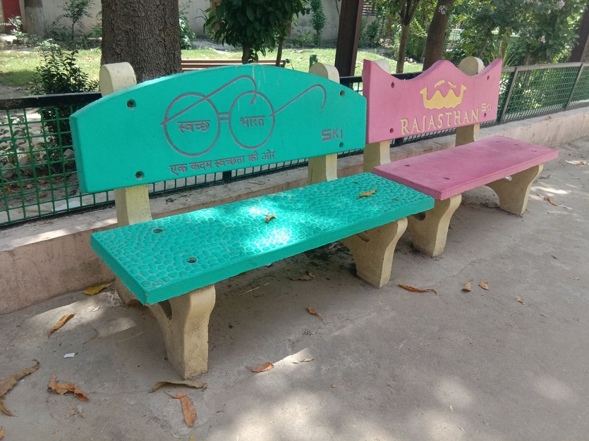 नगर परिषद पार्को में महंगी दरों पर रंगीन कुर्सियां खरीदने की तैयारी