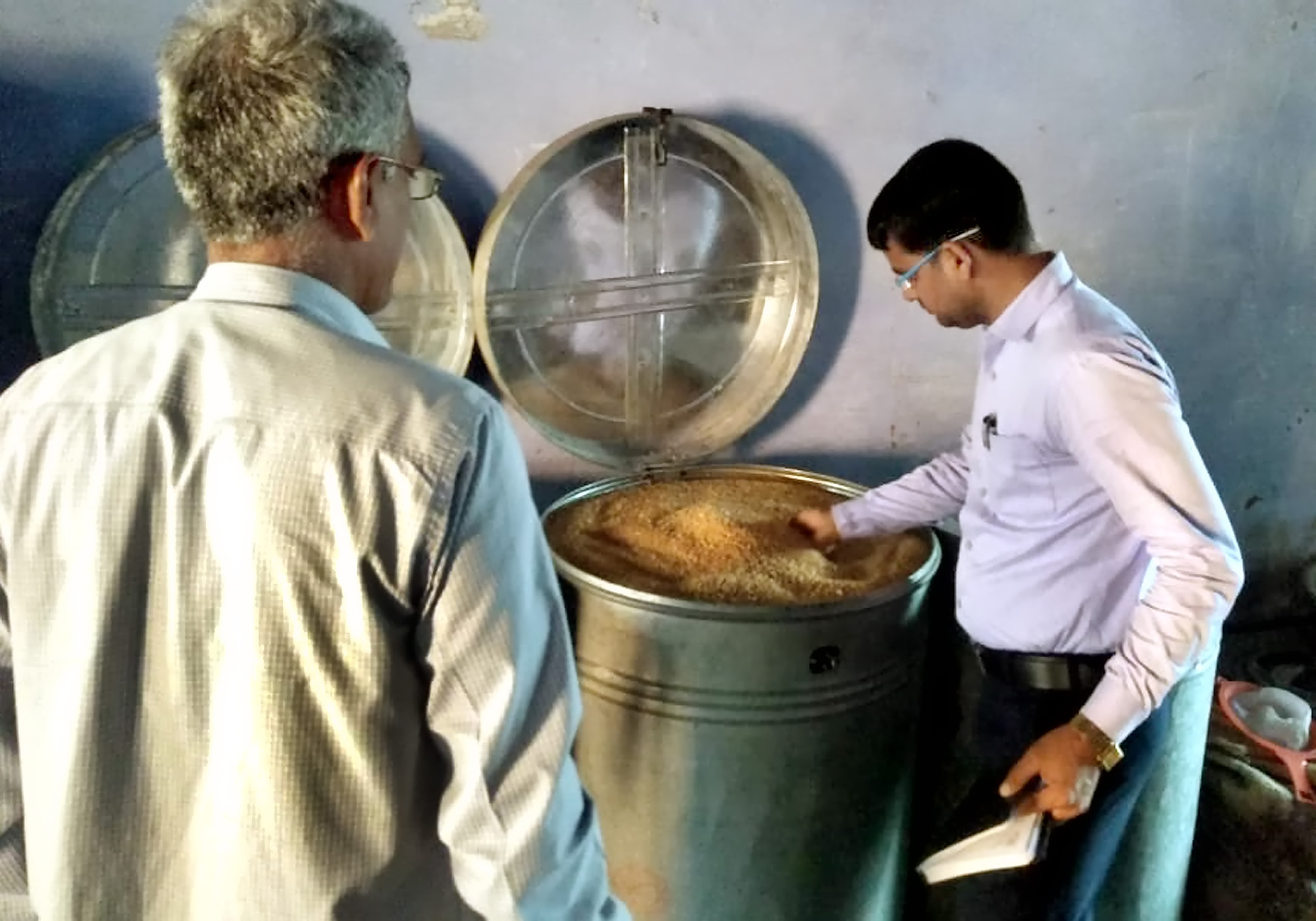 आठ स्कूलों के 54 कार्मिकों में से 41 मिले गैरहाजिर