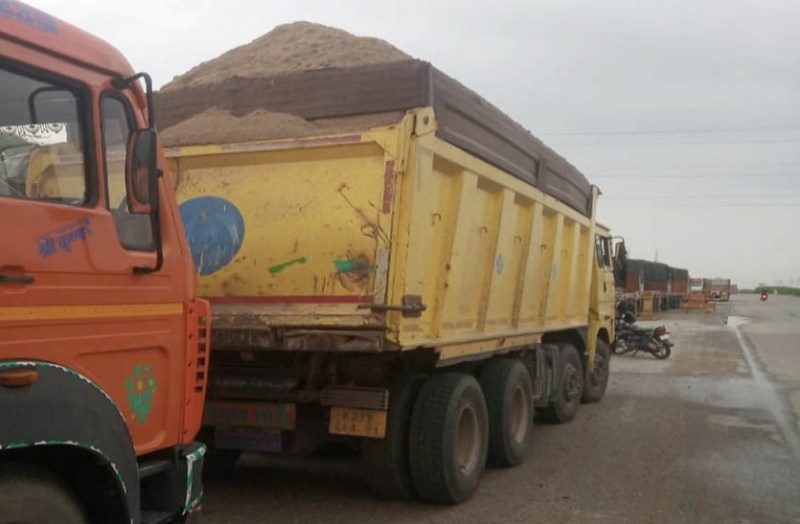 बनास में चल रहे अवैध खनन पर की कार्रवाई, एलएनटी सहित बजरी से भरे ट्रकों को किया जब्त