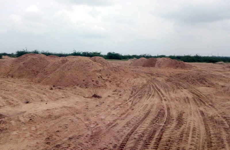 खनन का खेल: सरकारी भूमि से चल रहा बजरी के अवैध परिवहन का खेल