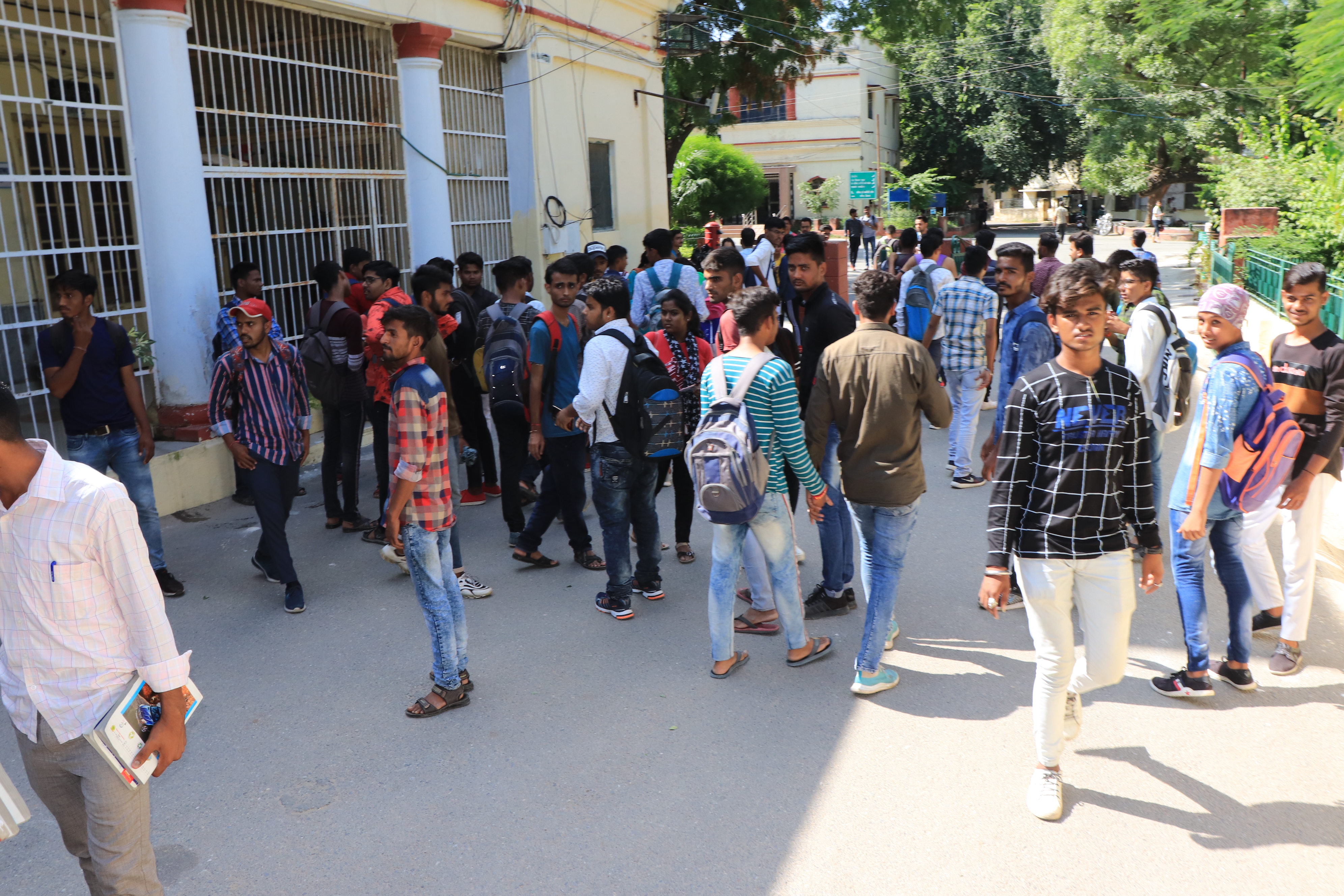 RULES: दिखाना पड़ा आईकार्ड, फिर घुस पाए कॉलेज कैंपस में