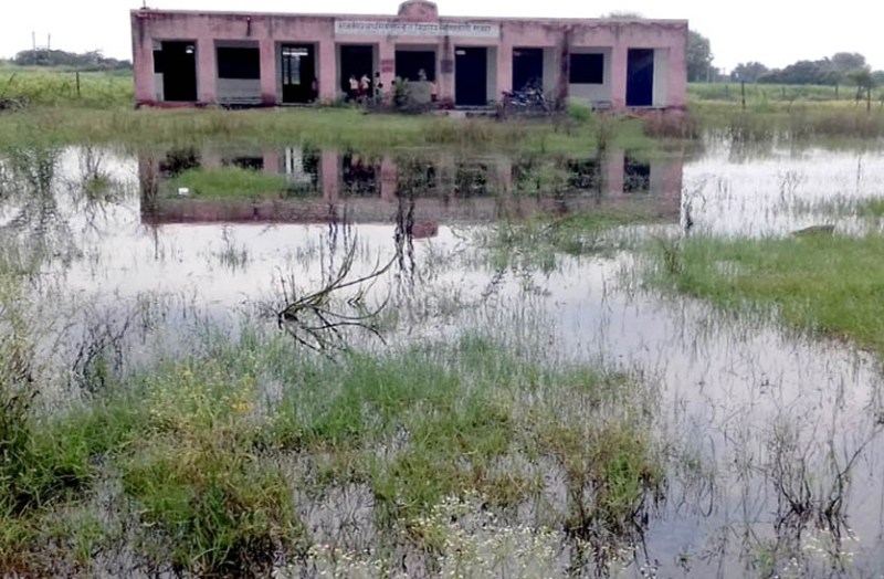 विद्यालय के चारों ओर जमा है बरसात का पानी, विद्यार्थियों व शिक्षकों को हो रही परेशानी