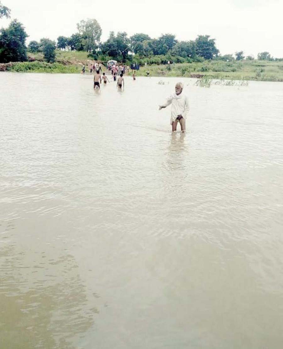 जान जोखिम में डालकर बेवस नदी पार करते हैं रमपुरा के ग्रामीण