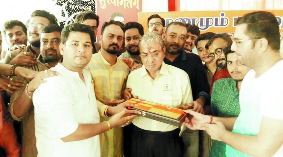 भक्ति संगीत में योगदान के लिए किशोर शाह का सम्मान