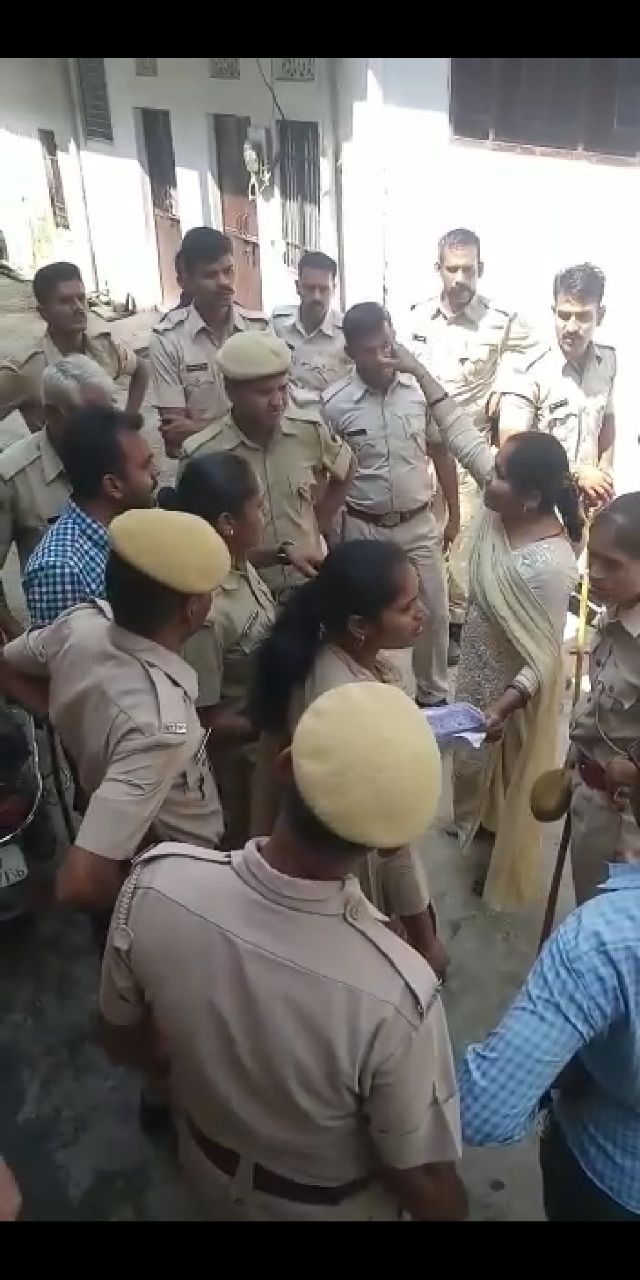 सडक़ सीमा में मकान का निर्माण, भारी विरोध के बीच हटाया