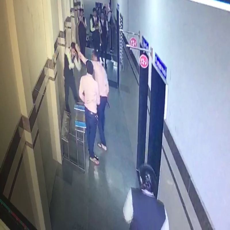 SURAT EDUCATION : छात्र की पिटाई से गुस्साए अभिभावकों ने स्कूल में घुसकर की शिक्षक की धुलाई