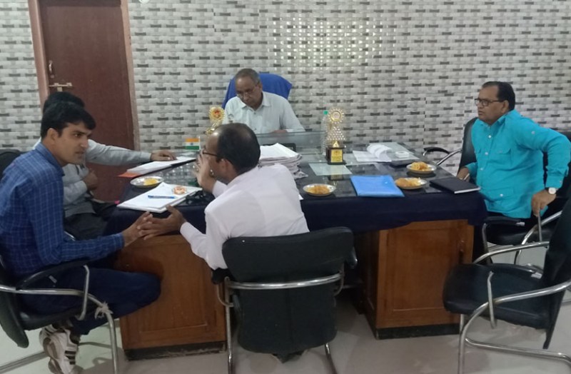 जिले के सबसे बड़े विद्यालय में शिक्षकों की लेटतलीफी आई सामने, 1421 में से महज 350 विद्यार्थी प्रार्थना सभा में हुए शामिल