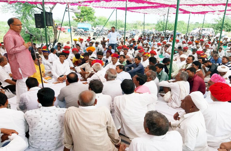 मुआवजे की मांग को लेकर एमएलए कन्हैया लाल चौधरी के नेतृत्व में किसानों ने धरना दिया, अतिवृष्टि से खराब हो गई क्षेत्र की अधिकांश फसलें