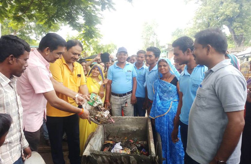 Officers and employees along with MLA made shramdaan