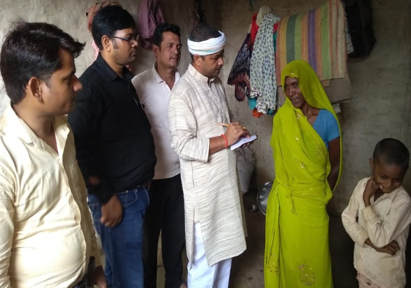 कटघरे में सिस्टम: भूख प्यास के संकट से जूझ रहा था कोल आदिवासी परिवार, ट्वीटर के माध्यम से हुई जानकारी जागा प्रशासन मिली मदद