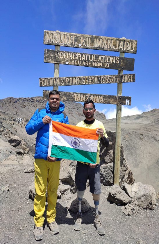अफ्रीका की सबसे ऊंची चोटी किलिमंजारों पर छत्तीसगढ़ के दिव्यांग चित्रसेन ने फहराया तिरंगा