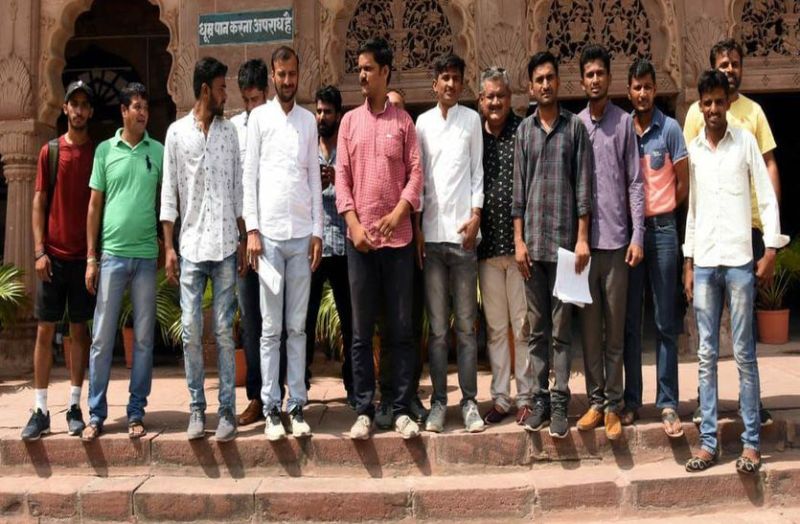 क्रिकेट में धांधली : कलक्टर से मिले अभिभावक