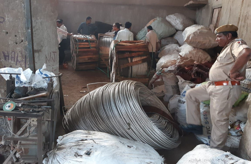 स्टोर में जमा होने की बजाय कबाड़ में बेचा डिस्कॉम का सामान