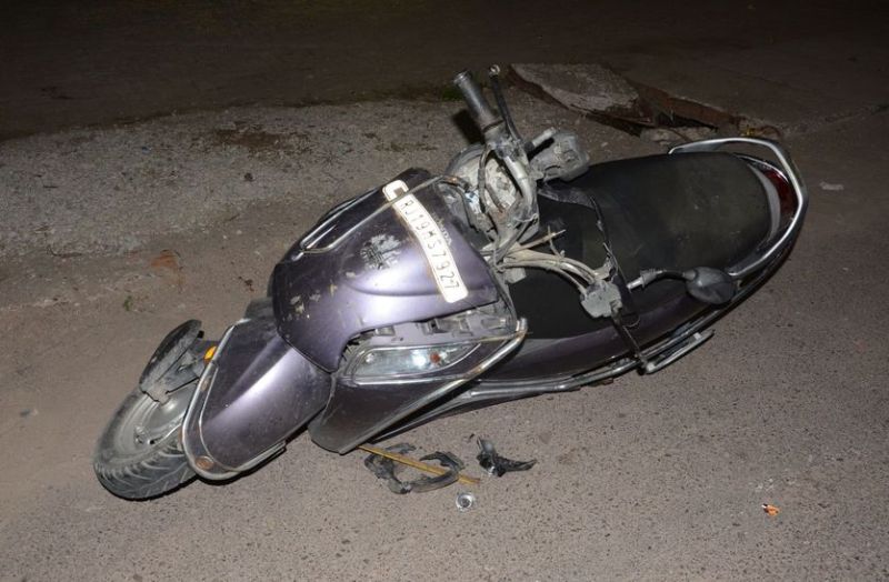 सडक़ के बीच मेन हॉल के गड्डे में गिरी मोपेड, वृद्ध घायल