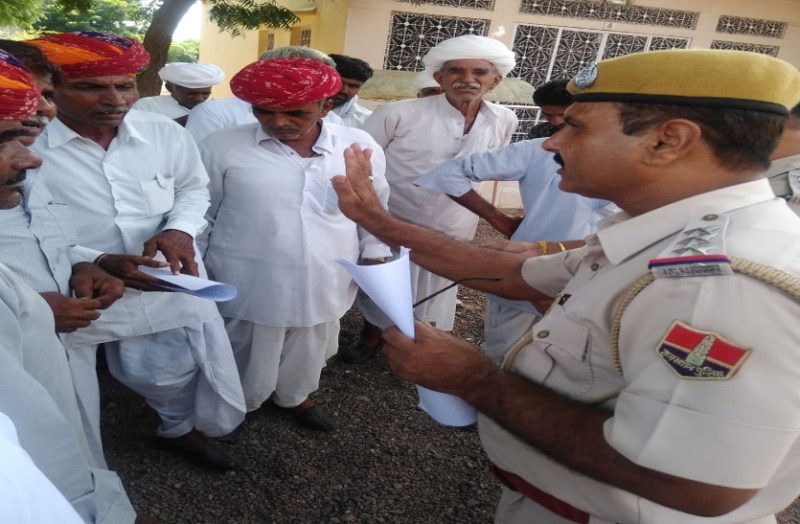 ससुर-ननद की गिरफ्तारी की मांग को लेकर थाने पर प्रदर्शन